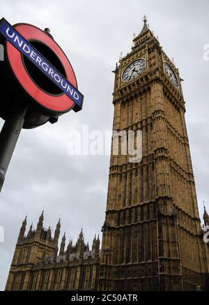 London Big ben e l'insegna della metropolitana vicino alla stazione di Westminster. Foto Stock