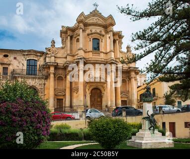 Statua Busto del politico Matteo Raeli e Chiesa di San Domenico, noto, Sicilia, Italia Foto Stock