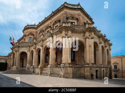 Il municipio, noto come Palazzo Ducezio, fu costruito in stile neoclassico nel 1746 dall'architetto siciliano Vincenzo Sinatra, noto, Sicilia, Italia Foto Stock