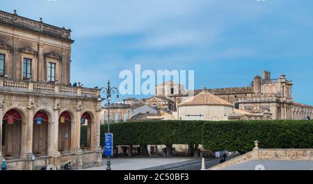 Il municipio, noto come Palazzo Ducezio, fu costruito in stile neoclassico nel 1746 dall'architetto siciliano Vincenzo Sinatra, noto, Sicilia, Italia Foto Stock