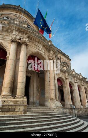 Il municipio, noto come Palazzo Ducezio, fu costruito in stile neoclassico nel 1746 dall'architetto siciliano Vincenzo Sinatra, noto, Sicilia, Italia Foto Stock