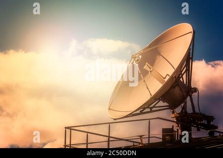 Antenna parabolica tv contro il cielo con luce solare con spazio di copia. Foto Stock