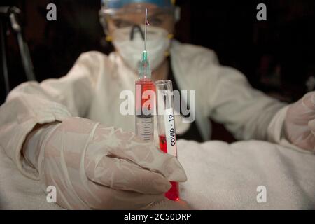 vaccino messico covid ricercatore femminile che fa test di vaccino utilizzando il plasma e anticorpi Foto Stock