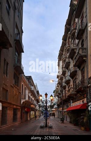 Vista sulla strada della città vecchia. Dettagli di architettura coloniale. Tipico stile coloniale. Strade di Santo Domingo, Repubblica Dominicana. 27.12.2016. Foto Stock