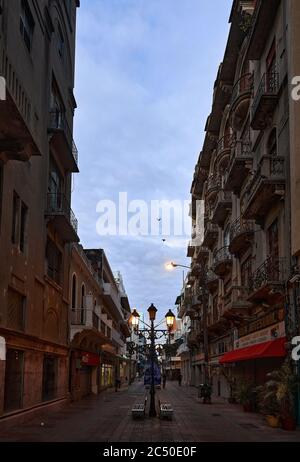 Vista sulla strada della città vecchia. Dettagli di architettura coloniale. Tipico stile coloniale. Strade di Santo Domingo, Repubblica Dominicana. 27.12.2016. Foto Stock