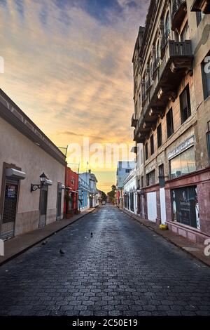 Vista sulla strada della città vecchia. Dettagli di architettura coloniale. Tipico stile coloniale. Strade di Santo Domingo, Repubblica Dominicana. 27.12.2016. Foto Stock