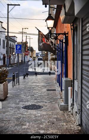 Vista sulla strada della città vecchia. Dettagli di architettura coloniale. Tipico stile coloniale. Strade di Santo Domingo, Repubblica Dominicana. 27.12.2016. Foto Stock