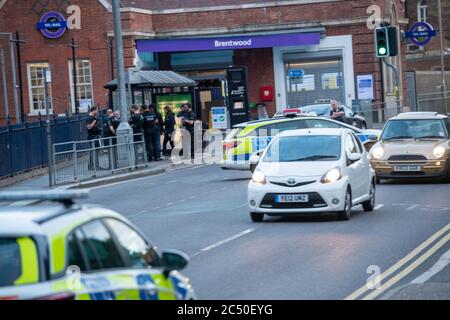 Brentwood Essex 29 giugno 2020 la polizia di Essex è stata mobilitata per gestire grandi gruppi di giovani che si erano rivolti in città per un social media pubblicizzato rave che non ha avuto luogo. La polizia ha pattugliato la stazione di Brentwood e circonda come giovani hanno cercato di lasciare Brentwood Credit: Ian Davidson/Alamy Live News Foto Stock