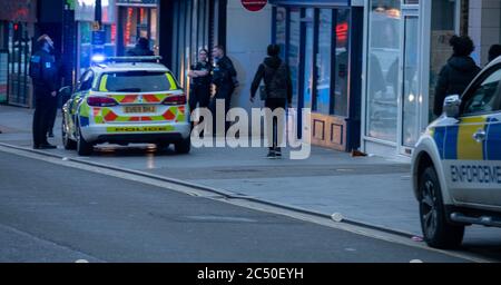 Brentwood Essex 29 giugno 2020 la polizia di Essex è stata mobilitata per gestire grandi gruppi di giovani che si erano rivolti in città per un social media pubblicizzato rave che non ha avuto luogo. Credit: Ian Davidson/Alamy Live News Foto Stock