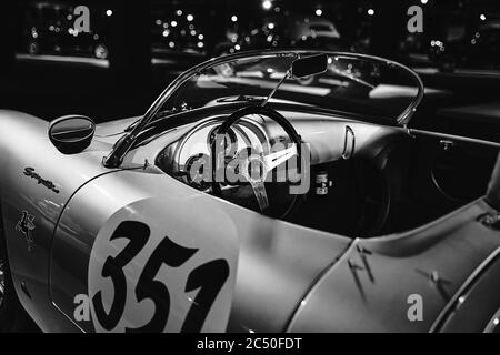 Porsche 550 Spyder. Prima leggendaria auto da corsa Porsche. Auto da corsa d'epoca in mostra. Mostra di auto classiche - Heydar Aliyev Centre, Baku, Az Foto Stock