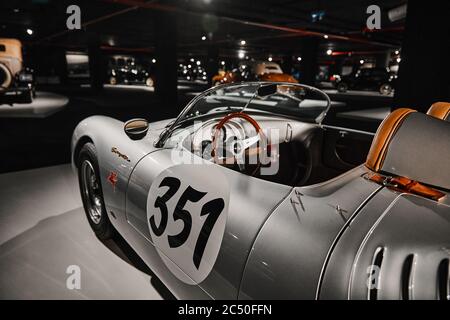 Porsche 550 Spyder. Prima leggendaria auto da corsa Porsche. Auto da corsa d'epoca in mostra. Mostra di auto classiche - Heydar Aliyev Centre, Baku, Az Foto Stock