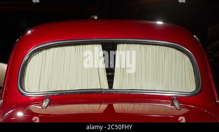 Finestrino retro. Ombrelloni in una vecchia auto. Foto Stock