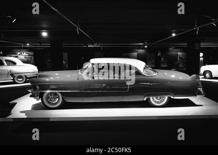 Cadillac Coupe Deville 1955. Auto retrò in mostra. Mostra di auto classiche - Heydar Aliyev Centre, Baku, Azerbaigian - 26,04,2017 Foto Stock