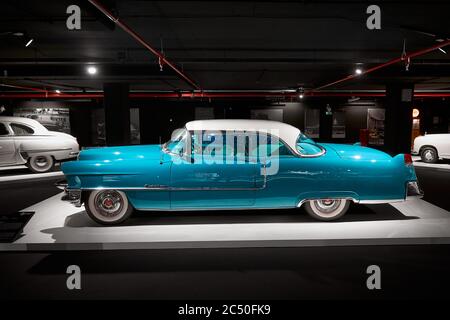 Cadillac Coupe Deville 1955. Auto retrò in mostra. Mostra di auto classiche - Heydar Aliyev Centre, Baku, Azerbaigian - 26,04,2017 Foto Stock