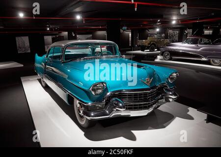 Cadillac Coupe Deville 1955. Auto retrò in mostra. Mostra di auto classiche - Heydar Aliyev Centre, Baku, Azerbaigian - 26,04,2017 Foto Stock