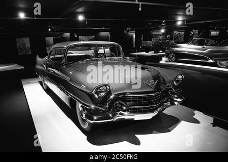 Cadillac Coupe Deville 1955. Auto retrò in mostra. Mostra di auto classiche - Heydar Aliyev Centre, Baku, Azerbaigian - 26,04,2017 Foto Stock