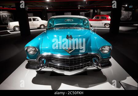 Cadillac Coupe Deville 1955. Auto retrò in mostra. Mostra di auto classiche - Heydar Aliyev Centre, Baku, Azerbaigian - 26,04,2017 Foto Stock