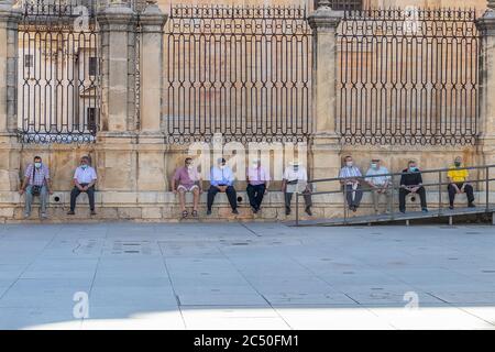 Jaen, Spagna - 18 giugno 2020: Un gruppo di vecchi amici che indossano maschere protettive o mediche durante lo stato di allarme e la quarantena in Spagna. Foto Stock