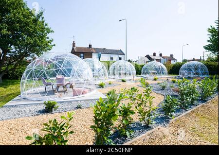 I punti ristoro all'aperto, climatizzati, sono stati progettati per offrire un servizio di ristorazione sociale al ristorante Barn, Terrington St. John, Norfolk. Foto Stock