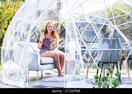 Abbie Copping all'interno di uno dei punti ristoro all'aperto con aria condizionata, progettati per la socializzazione dei commensali presso il ristorante Barn, Terrington St. John, Norfolk. Foto Stock