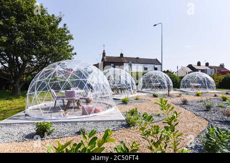 I punti ristoro all'aperto sono climatizzati e progettati per offrire un servizio di socializzazione al ristorante Barn, Terrington St. John, Norfolk. Foto Stock