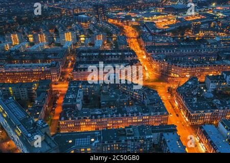 Splendida vista aerea della città di Amsterdam notturna dall'alto, vecchi edifici, strade e architetture. Foto Stock