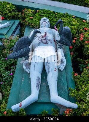 Uccelli che mangiano un cadavere, Wat Preah Prom Rath, Siem Reap, Cambogia Foto Stock