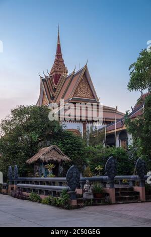 Nagas e Pagoda, Wat Preah Prom Rath, Siem Reap, Cambogia Foto Stock