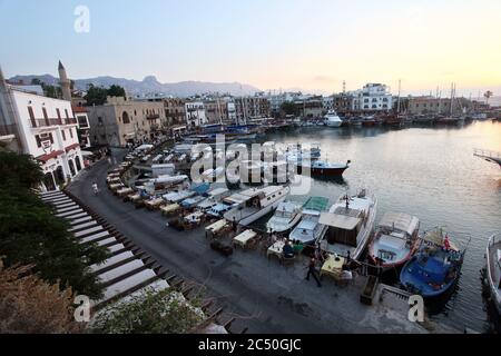 KYRENIA, CIPRO DEL NORD - 17 GIUGNO: Barche e yacht a Marina di Kyrenia (Girne) il 17 giugno 2011 a Kyrenia, Cipro del Nord. Il porto di Kyrenia è attualmente una località turistica. Foto Stock
