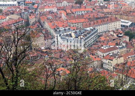 Panorama della città di Grenoble dalla collina della Bastiglia in Francia. Foto Stock