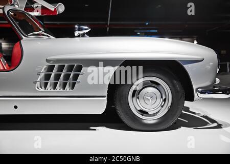 Auto sportiva Mercedes-Benz 300SL (W198). Centro di Heydar Aliyev, Baku, Azerbaigian, 04.27.2017 Foto Stock