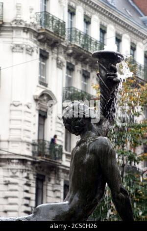 ‘Fontana dei tre ordini’ monumento dettaglio in Place Notre Dame, Grenoble, Francia. Foto Stock