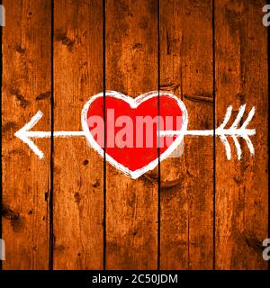Cuore rosso tritato da una freccia. Il simbolo d'amore bianco è creato con un pennello su un bordo di legno marrone con struttura naturale a trama realistica Illustrazione Vettoriale