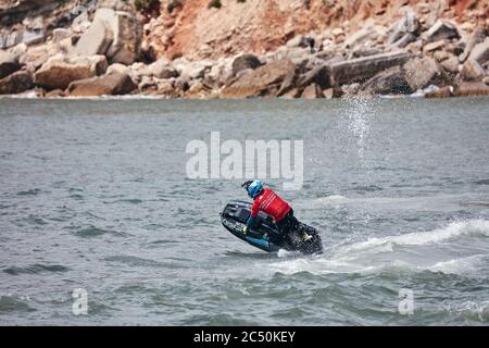 Professional jet ski riders competere a IFWA World Tour Jet Ski Championship. I partecipanti eseguono trucchi per i giudici di onde. Freeride World Ch Foto Stock