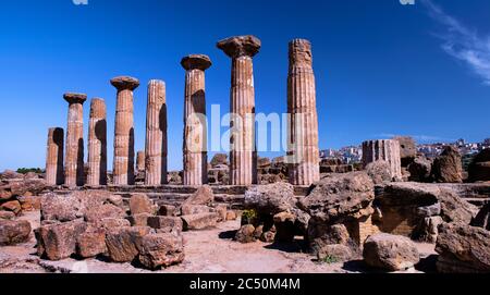 Colonne del Tempio di Eracoli (di Ercole) è un tempio greco situato nell'antica città di Akragas, Valle dei Templi, Agrigento, Sicilia, Italia Foto Stock