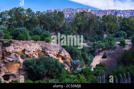 Vista della città collinare di Agrigento dalla Valle dei Templi, Agrigento, Sicilia, Italia Foto Stock