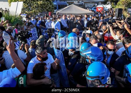 Settimo giorno di quarantena negli ex edifici Cirio di Mondragone, Senatore Matteo Salvini nella zona rossa nella foto dei manifestanti, la polizia effettua cariche di fulmini per distanziare i manifestanti dal luogo in cui è intervenuto Salvini ---------- ----- - Settimo giorno di quarantena negli ex edifici di Cirio a mondragone, Senatore Matteo Salvini nella zona rossa nella foto dei manifestanti, la polizia sta effettuando accuse di alleggerimento per distanziare i manifestanti dal luogo dell'intervento di salvini Foto Stock