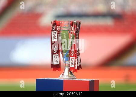 LONDRA, INGHILTERRA. 29 GIUGNO - il trofeo EFL League 2 prima della partita finale di Play-Off di Sky Bet League 2 tra Exeter City e Northampton Town al Wembley Stadium di Londra lunedì 29 giugno 2020. (Credit: Leila Coker | MI News) Credit: MI News & Sport /Alamy Live News Foto Stock