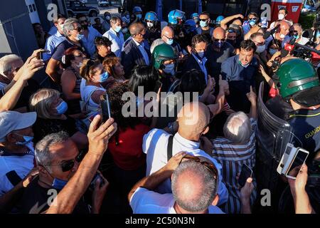 Settimo giorno di quarantena negli ex edifici Cirio di Mondragone, Senatore Matteo Salvini nella zona rossa nella foto dei manifestanti, la polizia effettua cariche di fulmini per distanziare i manifestanti dal luogo in cui è intervenuto Salvini ---------- ----- - Settimo giorno di quarantena negli ex edifici di Cirio a mondragone, Senatore Matteo Salvini nella zona rossa nella foto dei manifestanti, la polizia sta effettuando accuse di alleggerimento per distanziare i manifestanti dal luogo dell'intervento di salvini Foto Stock