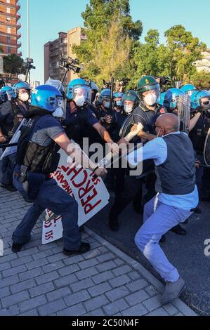 Settimo giorno di quarantena negli ex edifici Cirio di Mondragone, Senatore Matteo Salvini nella zona rossa nella foto dei manifestanti, la polizia effettua cariche di fulmini per distanziare i manifestanti dal luogo in cui è intervenuto Salvini ---------- ----- - Settimo giorno di quarantena negli ex edifici di Cirio a mondragone, Senatore Matteo Salvini nella zona rossa nella foto dei manifestanti, la polizia sta effettuando accuse di alleggerimento per distanziare i manifestanti dal luogo dell'intervento di salvini Foto Stock