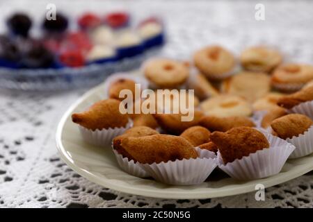 coxinha e Empada spuntino brasiliano. Diversi snack deliziosi con pollo su piatto bianco Foto Stock