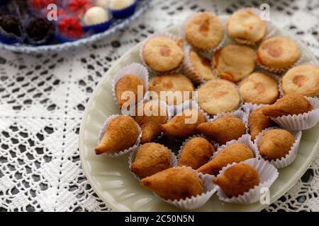 coxinha e Empada spuntino brasiliano. Diversi snack deliziosi con pollo su piatto bianco Foto Stock