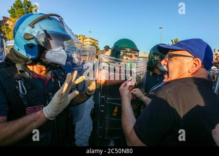 Settimo giorno di quarantena negli ex edifici Cirio di Mondragone, Senatore Matteo Salvini nella zona rossa nella foto dei manifestanti, la polizia effettua cariche di fulmini per distanziare i manifestanti dal luogo in cui è intervenuto Salvini ---------- ----- - Settimo giorno di quarantena negli ex edifici di Cirio a mondragone, Senatore Matteo Salvini nella zona rossa nella foto dei manifestanti, la polizia sta effettuando accuse di alleggerimento per distanziare i manifestanti dal luogo dell'intervento di salvini Foto Stock