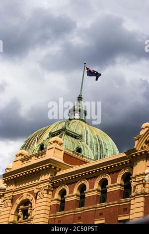 La cupola della stazione ferroviaria di Flinders Street sotto il cielo delle nuvole scure a Melbourne Australia le stazioni servono l'intera rete ferroviaria metropolitana. Foto Stock