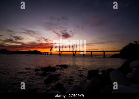 Cielo di colore arancione prima dell'alba Foto Stock