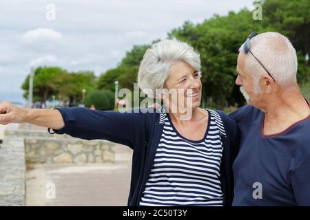 felice coppia di anziani che guardano al mare Foto Stock