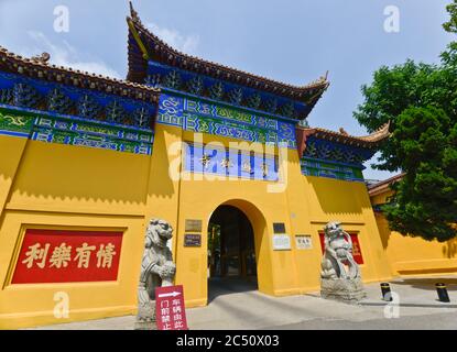 Cancello d'ingresso al Tempio di Baotong, Wuhan, Cina Foto Stock