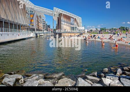 Nuotare alla spiaggia di Tjuvholmen accanto al museo Astrup Fearnley, Oslo Foto Stock