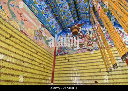 Tempio di Baotong: Interno di un padiglione, Wuhan, Cina Foto Stock