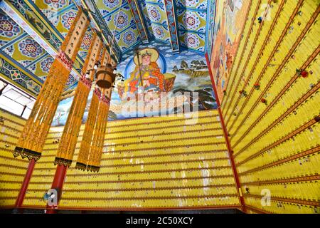 Tempio di Baotong: Interno di un padiglione, Wuhan, Cina Foto Stock